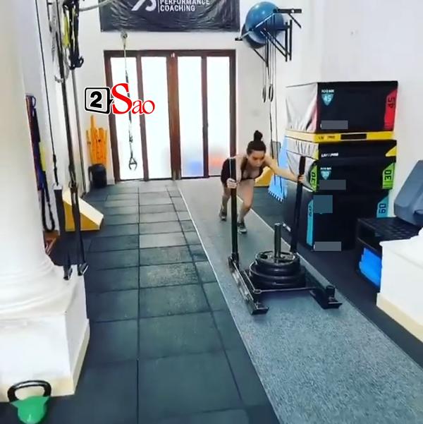 Hồ Ngọc Hà hì hục tập gym, dân mạng thót tim vì chỉ sợ ngực khủng nhảy vọt ra ngoài-1