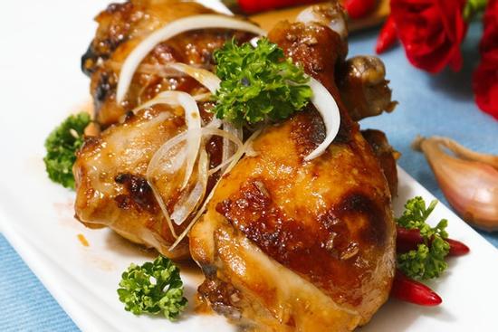 Đùi gà nướng ăn kèm cơm trắng chuẩn vị mẹ nấu