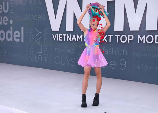 Nam thí sinh mặc váy, rải hoa trong vòng thi đồ bơi ở Next Top Model-2