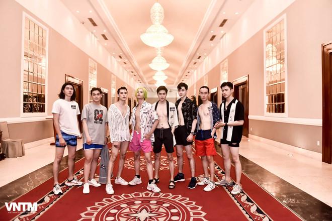 Nam thí sinh mặc váy, rải hoa trong vòng thi đồ bơi ở Next Top Model-6