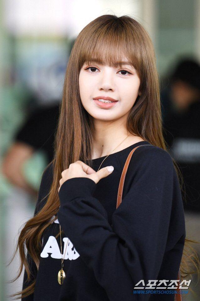 Lisa Black Pink tóc nâu tỏa sáng tại sân bay, thẳng tiến tới Tuần lễ thời trang Paris với hội chị em-4