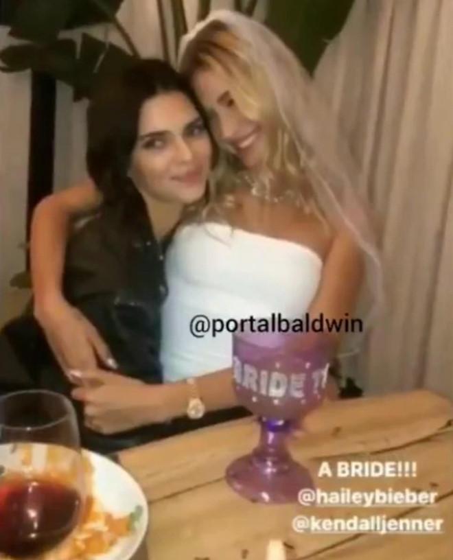 Vợ Justin Bieber diện váy bó sát trong tiệc độc thân-2