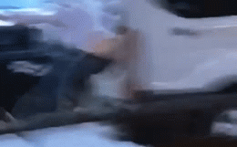 Vừa thấy bạn gái bắt được hoa cưới, thanh niên bỏ chạy nhanh như chớp làm dân mạng cười nghiêng ngả-2