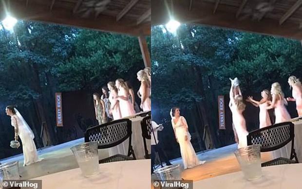 Vừa thấy bạn gái bắt được hoa cưới, thanh niên bỏ chạy nhanh như chớp làm dân mạng cười nghiêng ngả-1