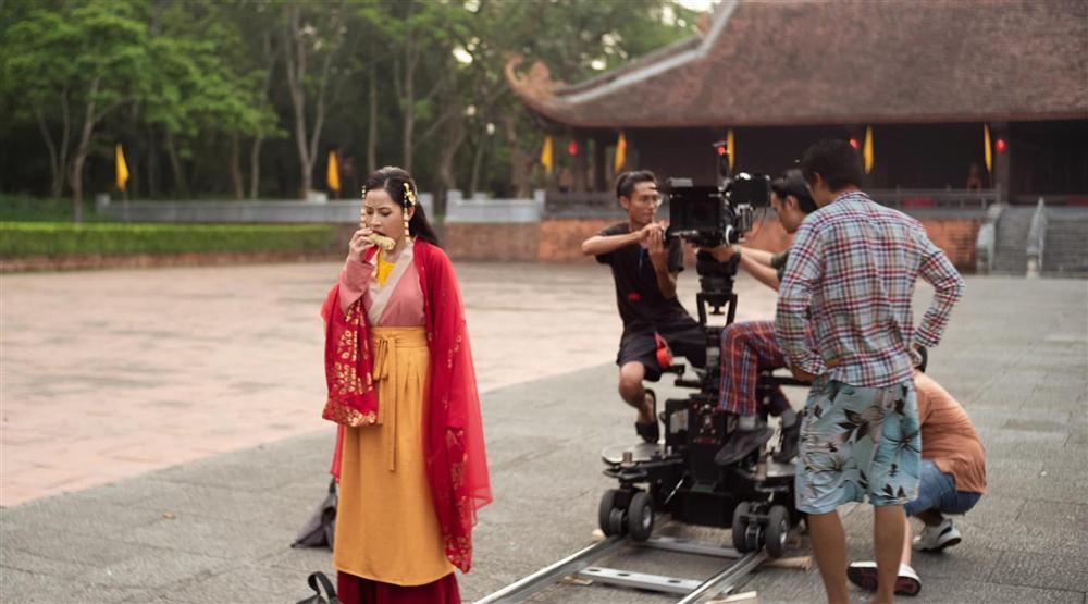 Dân tình sốt xình xịch trước danh tính trai lạ kề vai sát cánh bên Chi Pu trên mọi mặt trận-8