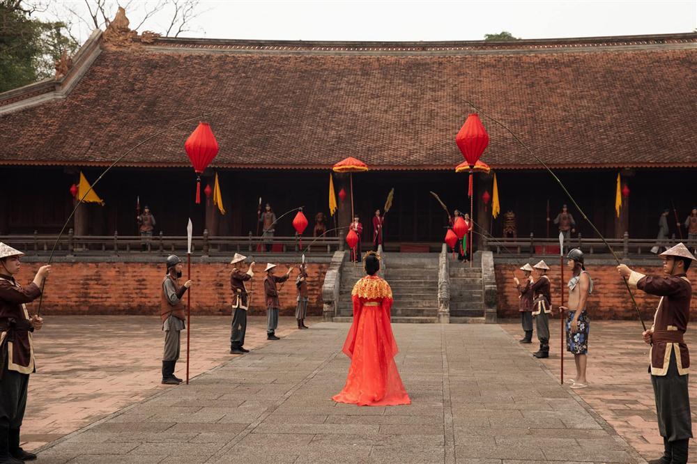 Dân tình sốt xình xịch trước danh tính trai lạ kề vai sát cánh bên Chi Pu trên mọi mặt trận-9