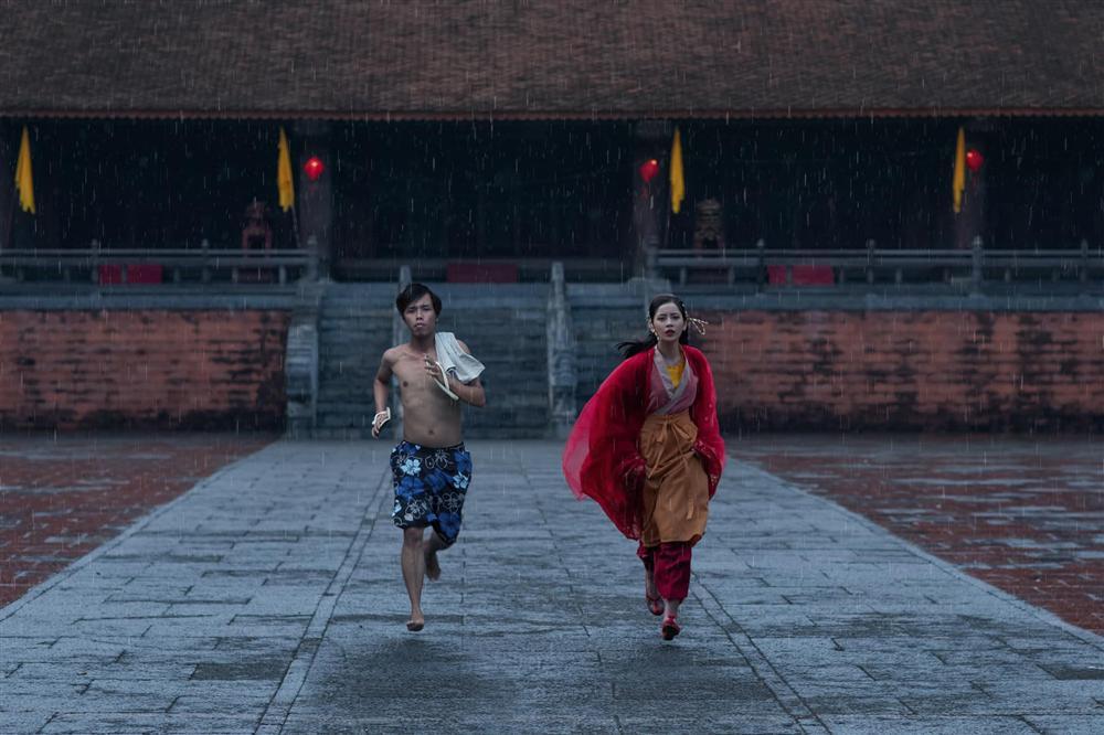 Dân tình sốt xình xịch trước danh tính trai lạ kề vai sát cánh bên Chi Pu trên mọi mặt trận-10