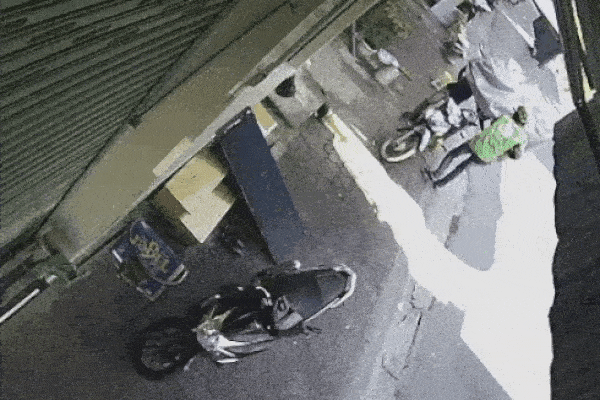 Clip: 2 tên trộm dàn cảnh ăn cắp xe điện và cái kết làm ai cũng choáng...-1