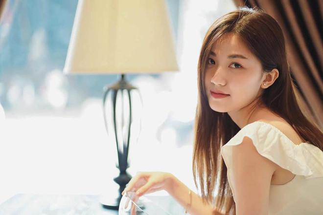 Trà tiểu tam ăn mặc gợi cảm thế nào trong Hoa hồng trên ngực trái?-1