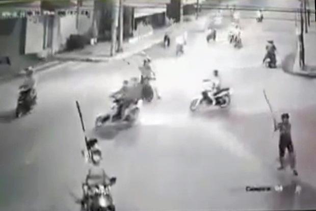 Nhóm giang hồ cầm mã tấu tấn công, đập phá xe dân phòng lúc rạng sáng-1