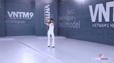 CƯỜI NGẤT với 1.001 kiểu catwalk bá đạo của dàn thí sinh Vietnams Next Top Model 2019-1