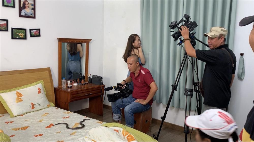 Nhã tiểu tam Quỳnh Nga la hét bỏ chạy khi bị rắn bò lên người-2