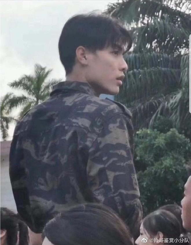 Chỉ vài bức ảnh chụp lén, thầy giáo dạy quân sự làm hội con gái bấn loạn vì đẹp không góc chết-3