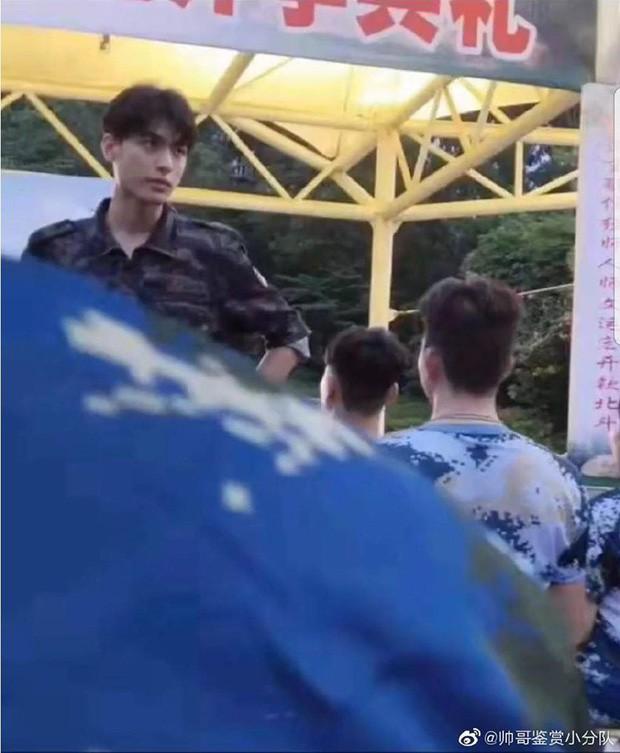 Chỉ vài bức ảnh chụp lén, thầy giáo dạy quân sự làm hội con gái bấn loạn vì đẹp không góc chết-2