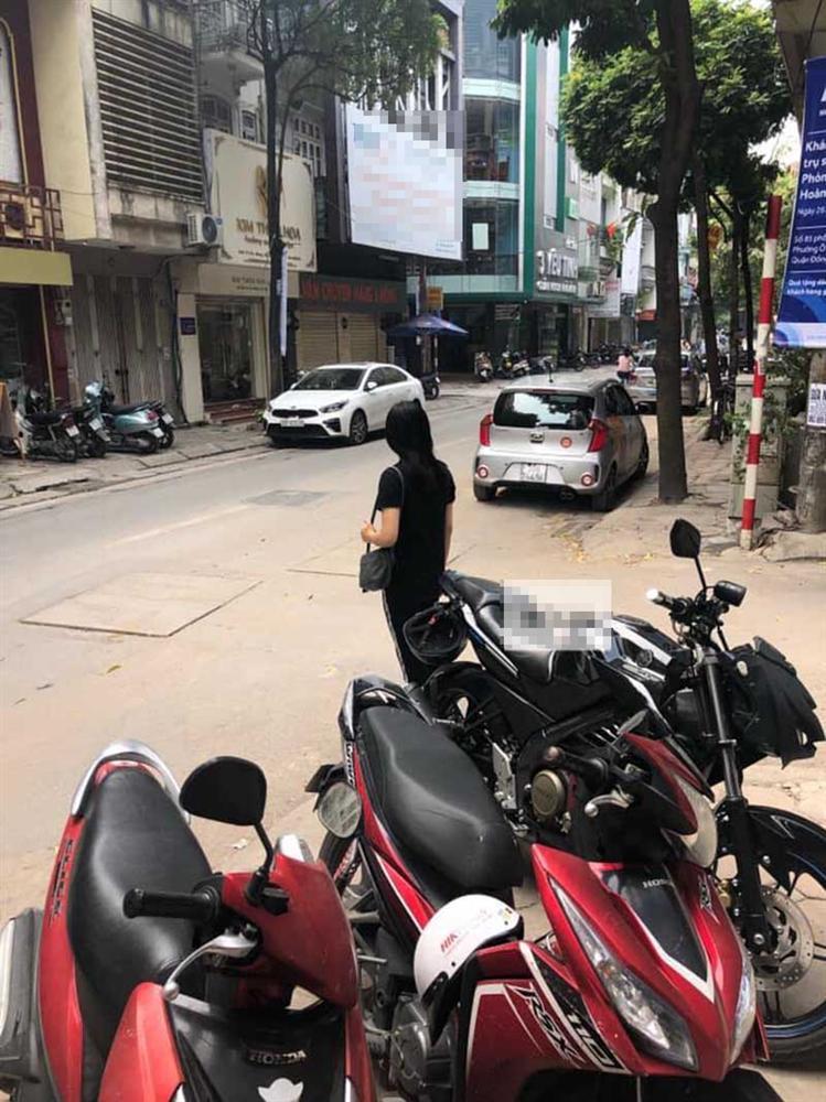 Chỉ vì dám chê người yêu da đen, thanh niên bị cô gái vả liên tiếp giữa quán cà phê đông người-3