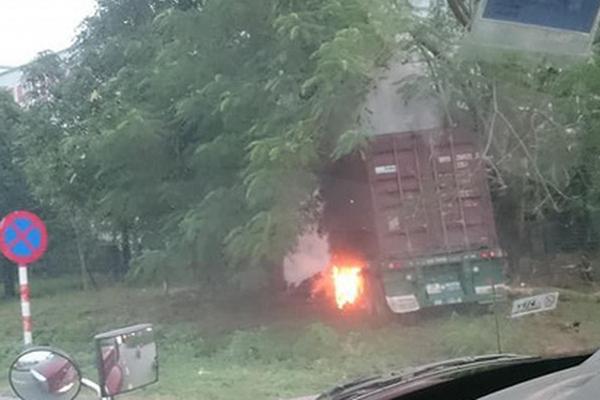 Hải Dương: 2 xe container va chạm khiến 1 xe bốc cháy dữ dội, tài xế tử vong trong cabin-1