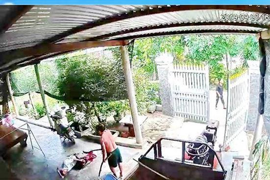 Bắt khẩn cấp người chém chết hàng xóm ngay sân nhà