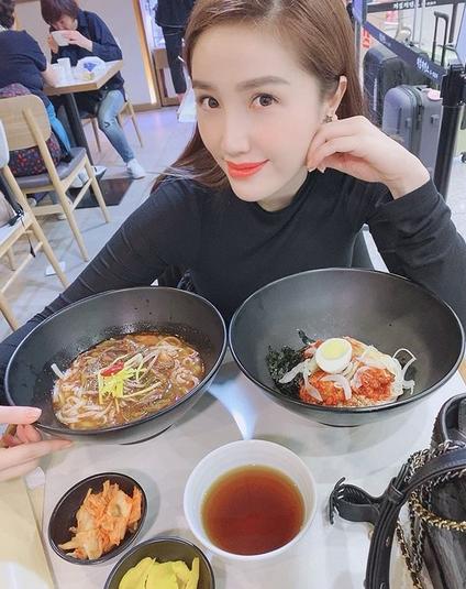 Bảo Thy hào hứng: "Vừa hạ cánh đói meo bụng, 1 mì nóng và 1 mì lạnh... rồi 2 cưng sẽ vào bụng chị hết"