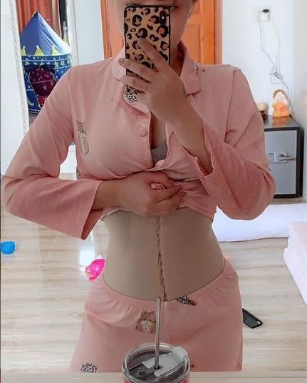 Hải Băng khoe "thói quen" nịt bụng