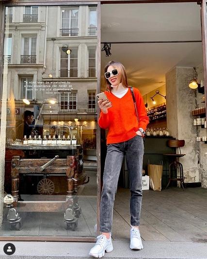 Hoa hậu Kỳ Duyên: "Mặc chiếc áo cam ra phố chợt nhớ ra mình đã từng gắn bó với màu này một thời gian vui vẻ như thế nào, mỗi lần mặc áo màu cam là kỷ niệm trực ùa về ..."