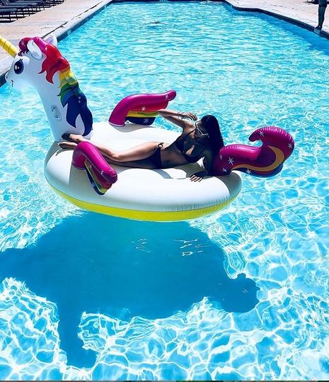 Hoa hậu Phạm Hương uốn éo tạo dáng dưới bể bơi