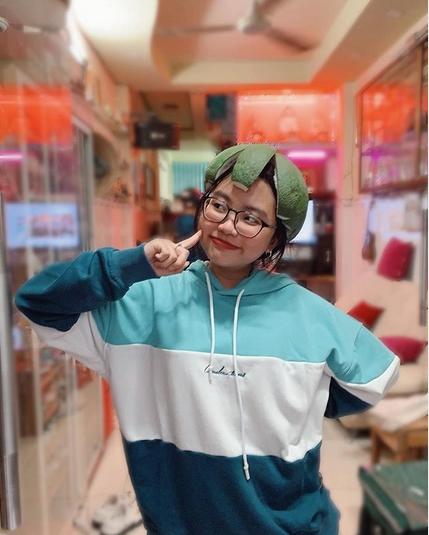 Đội vỏ bưởi lên đầu, Phương Mỹ Chi hóm hỉnh khoe: "Em mới tậu nón bảo hiểm mới"