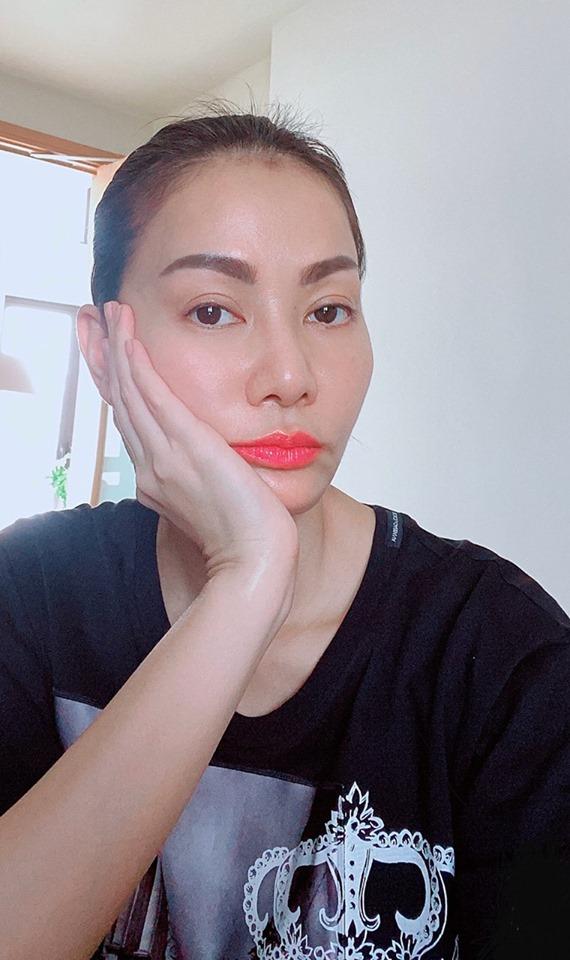 Thu Minh nhắn nhủ mọi người: "Nếu có việc phải ra đường cả nhà nhớ đeo khẩu trang cẩn thận, kể cả là ngày hay đêm nhé. Bảo vệ sức khỏe của bản thân trước tình trạng môi trường ô nhiễm báo động", góp mặt trong tin sao Việt