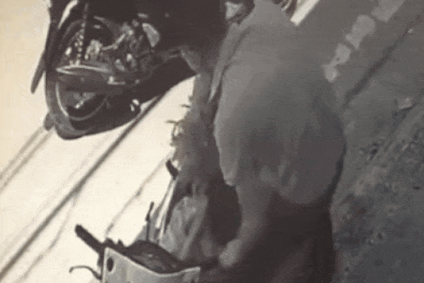 Clip: Bị mất mớ rau treo ở xe, chủ nhà choáng váng khi phát hiện ra kẻ trộm từ camera an ninh-1