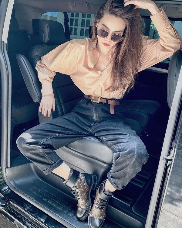 Hồ Ngọc Hà tâm sự mở đầu tin sao Việt: "Cứ làm việc cả ngày rồi đến chiều nào cũng bị đau đầu là triệu chứng gì các bác nhỉ?". Các fans khuyên cô nên đi thăm khám và chú ý giữ gìn sức khỏe.