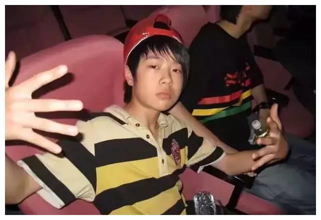 Mỹ nam Vương Nhất Bác và những lần khóc dở mếu dở vì thị phi trên trời rơi xuống-2