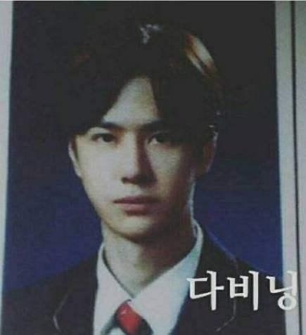 Mỹ nam Vương Nhất Bác và những lần khóc dở mếu dở vì thị phi trên trời rơi xuống-5