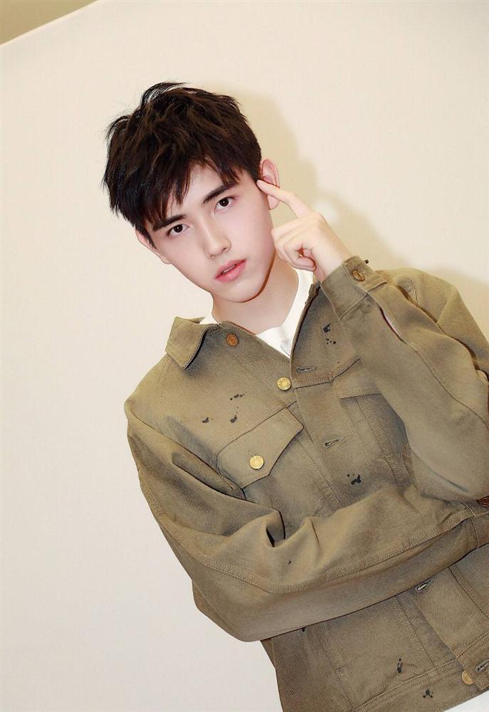 Mỹ nam Vương Nhất Bác và những lần khóc dở mếu dở vì thị phi trên trời rơi xuống-11