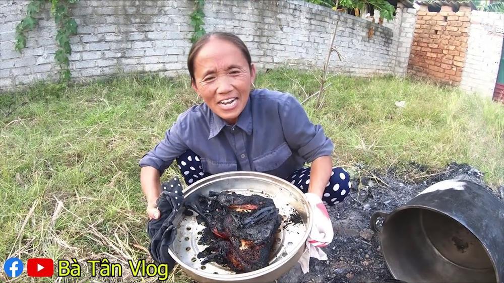 Bà Tân Vlog gây xôn xao khi làm món ăn bị cháy đen thui, nội dung thực hiện clip cũng bất ngờ thay đổi-4