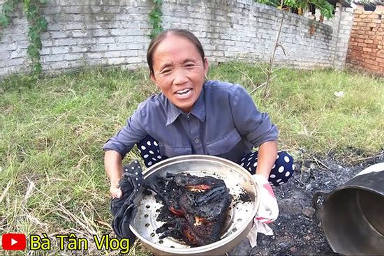 Bà Tân Vlog gây xôn xao khi làm món ăn bị cháy đen thui, nội dung thực hiện clip cũng bất ngờ thay đổi