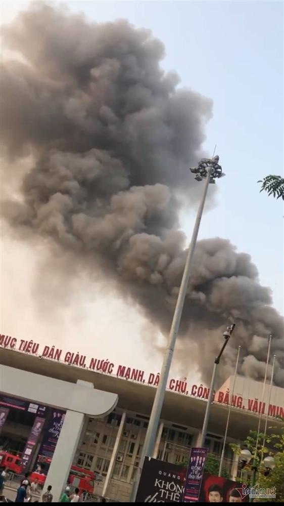 Cháy hội trường Cung văn hóa hữu nghị Việt Xô, khói đen cuồn cuộn-1