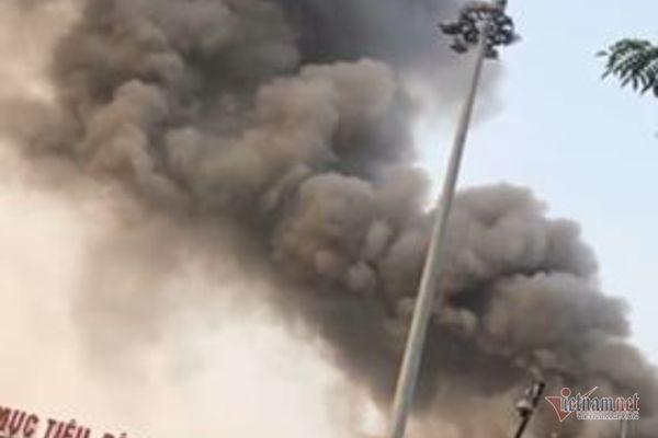 Cháy hội trường Cung văn hóa hữu nghị Việt Xô, khói đen cuồn cuộn-4