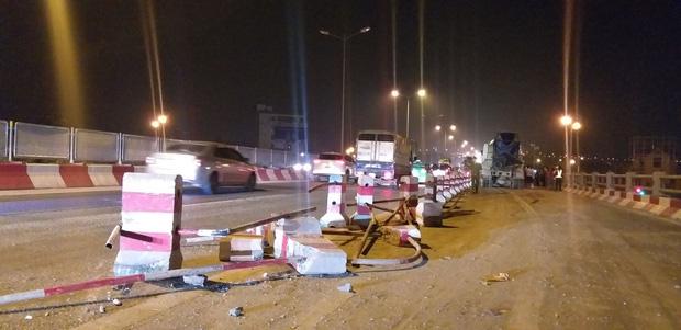 Hà Nội: Xe bồn húc bay 20m dải phân cách trên cầu Thanh Trì, 4 sinh viên nhập viện trong đêm-1