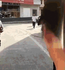 Tài tử Tây du ký ném điện thoại vào khán giả-1