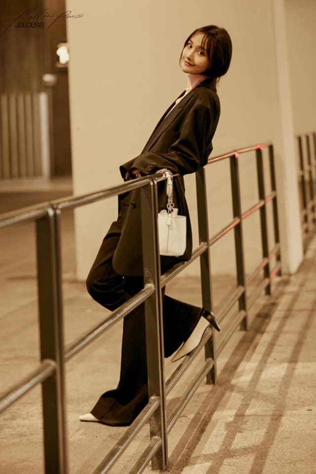 Nữ hoàng thanh xuân Trịnh Sảng bị chê photoshop quá đà như chụp poster phim kinh dị-3