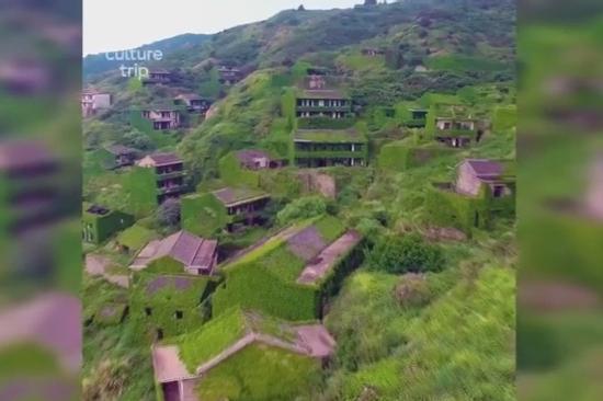 Ngôi làng bỏ hoang hút khách vì đẹp như xứ cổ tích