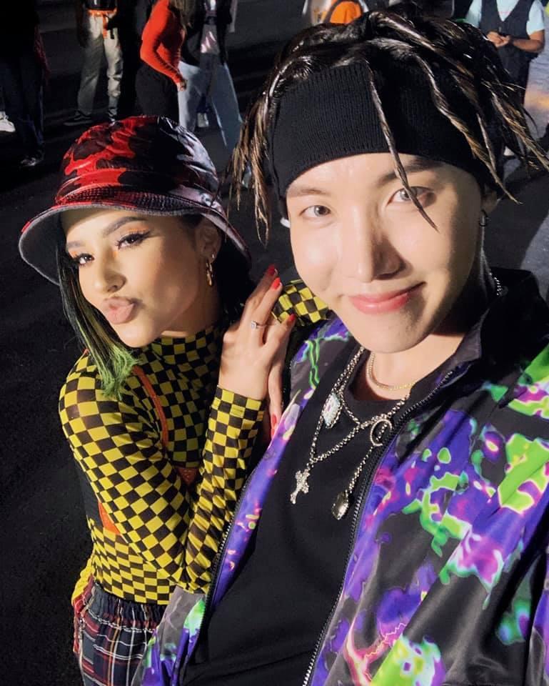 BTS J-Hope đăng hình ảnh chụp chung cùng Becky G. Cả hai vừa có sản phẩm âm nhạc kết hợp mang tên “Chicken Noodle Soup