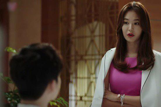 Làm cỗ linh đình chào đón, vừa thấy mặt con dâu tương lai mẹ chồng lao vào tát tới tấp