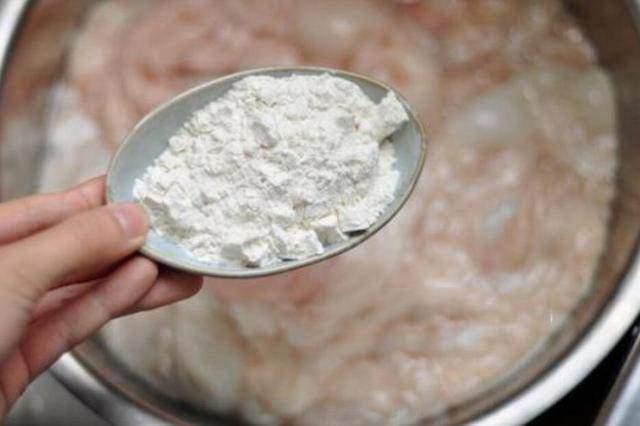 Rửa lòng già không cần muối và giấm, đầu bếp dạy mẹo này lòng vừa sạch lại hết hôi-1