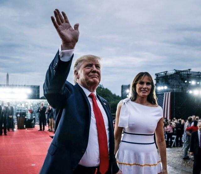 Bà Trump nhiều lần xuất hiện với trang phục gợi cảm-3