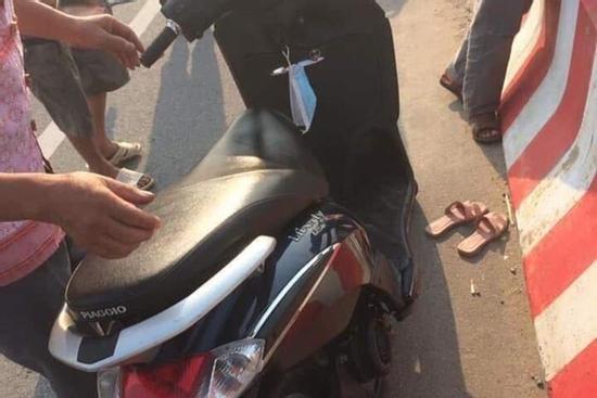 Người phụ nữ để lại xe máy cùng đôi dép trên cầu Thái Hà rồi nhảy xuống sông tự tử