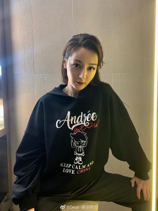 Ảnh trong hậu trường của mỹ nữ Tân Cương Địch Lệ Nhiệt Ba-1