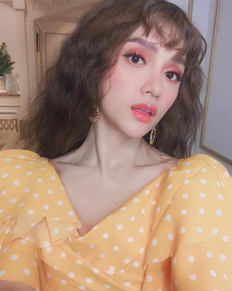 Tưởng mặt đẹp chuẩn không cần chỉnh, nào ngờ Hương Giang vẫn bị soi photoshop méo tường-2