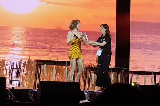 Đang hát sung bỗng nhiên mic tắt tiếng, Bảo Anh vẫn trổ hết tài mổ cá trên sân khấu-5