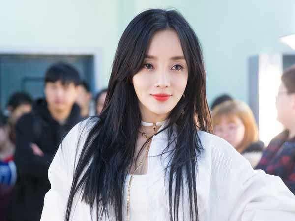 Hậu bê bối cắm sừng Giả Nãi Lượng, sự nghiệp bị đóng băng, Lý Tiểu Lộ chuyển sang bán hàng online và nhận kết quả bất ngờ-1