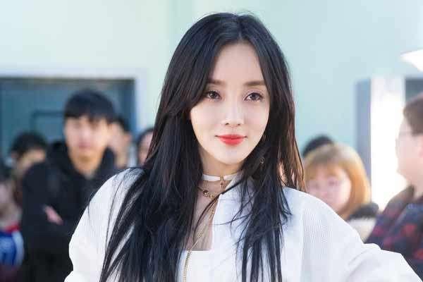 Lộ clip Lý Tiểu Lộ khóa môi nhân tình kém 13 tuổi-3